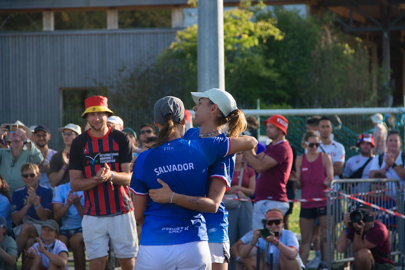 Deux joueuses françaises s’étreignent à l’issue du match